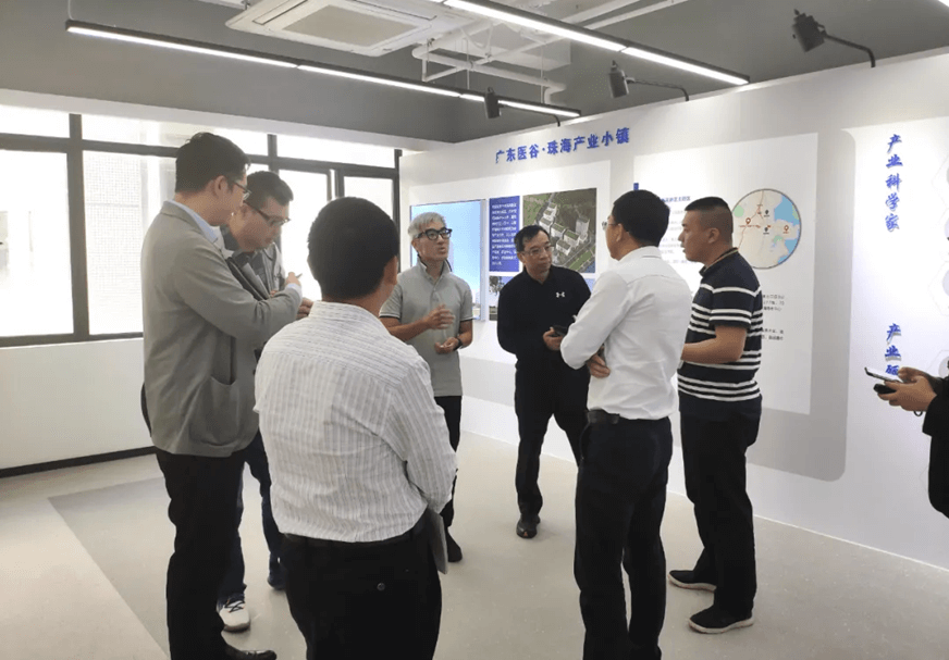 廣東醫谷執行總裁謝嘉生（右二）向來賓介紹珠海園區情況